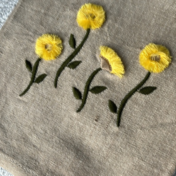 Brand New Tea / Hand Towel with Daisies - BNWT - Picture 3 of 6